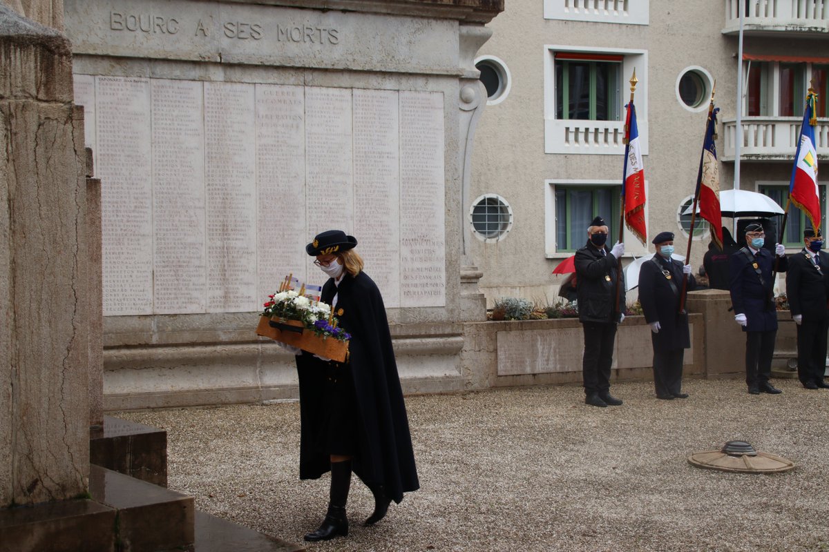 Prefet01's tweet photo. #Cérémonie | Madame Cécile Bigot-Dekeyzer, préfète de l'#Ain, a officiellement pris ses fonctions ce matin lors de la cérémonie de dépôt de gerbe au monument aux morts de #BourgenBresse. https://t.co/vIwy9QR9qq
