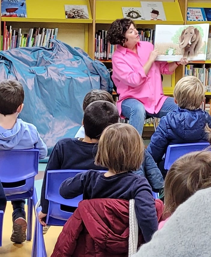KeayWeb's tweet photo. El pasado viernes estuvimos en La Hora del Cuento en las Rozas, donde súper Alicia estuvo fantástica contándoles un divertido cuento, y finalizando el evento con una sesión de adivinanzas con lxs peques que sabían leer 📖🤩

#cuentacuentos #cuentosinfantiles #ocioinfantil #Keay https://t.co/igyZUorYoM