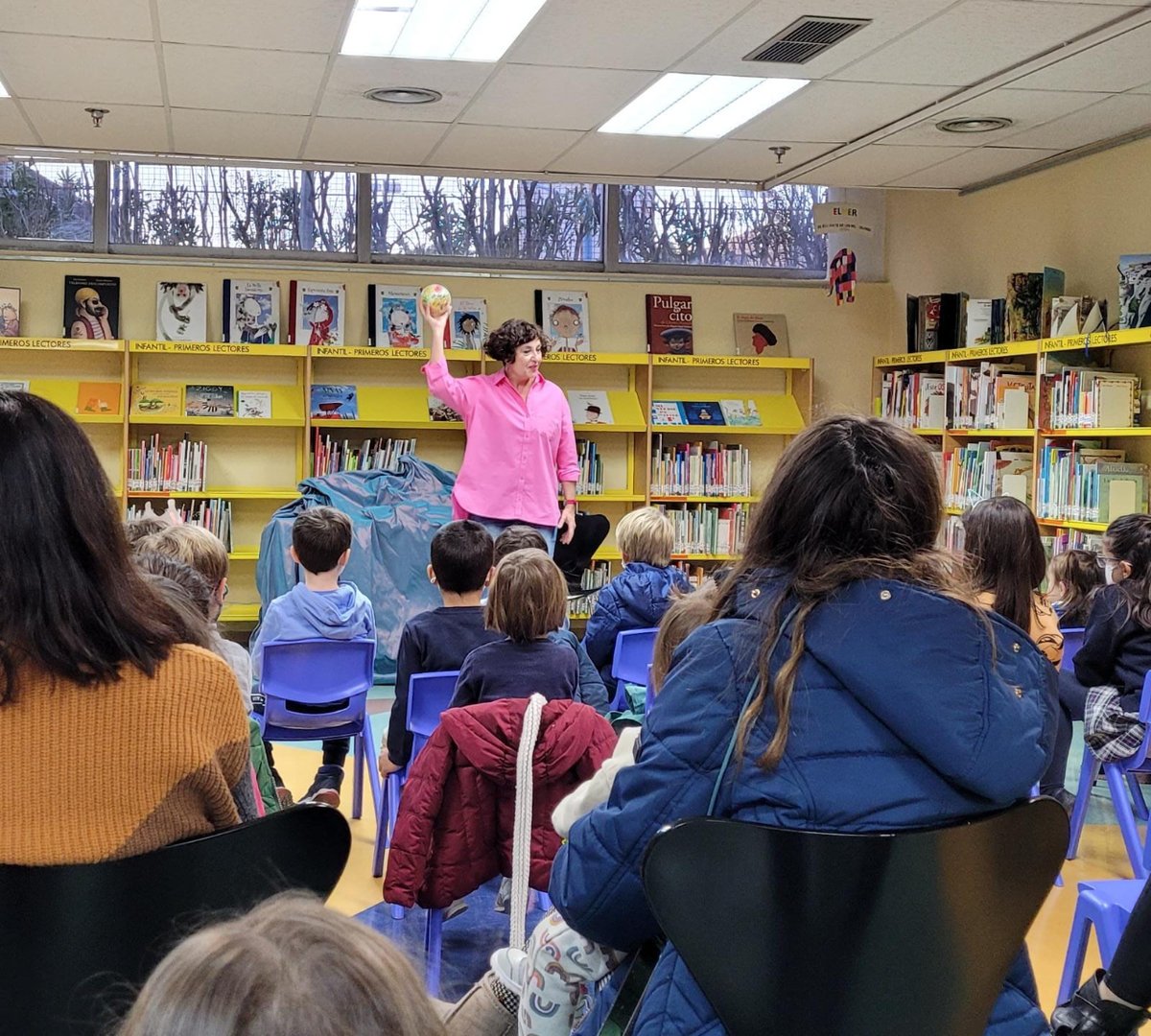 KeayWeb's tweet photo. El pasado viernes estuvimos en La Hora del Cuento en las Rozas, donde súper Alicia estuvo fantástica contándoles un divertido cuento, y finalizando el evento con una sesión de adivinanzas con lxs peques que sabían leer 📖🤩

#cuentacuentos #cuentosinfantiles #ocioinfantil #Keay https://t.co/igyZUorYoM