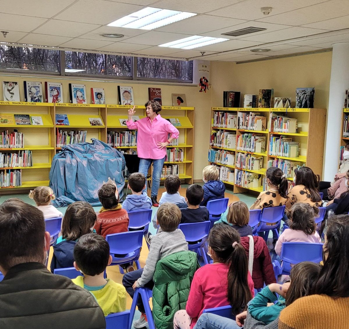 KeayWeb's tweet photo. El pasado viernes estuvimos en La Hora del Cuento en las Rozas, donde súper Alicia estuvo fantástica contándoles un divertido cuento, y finalizando el evento con una sesión de adivinanzas con lxs peques que sabían leer 📖🤩

#cuentacuentos #cuentosinfantiles #ocioinfantil #Keay https://t.co/igyZUorYoM