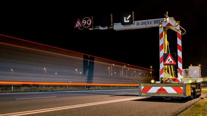 RWS_ON's tweet photo. We werken aan de #A12 tussen #Duiven en #OudDijk. De weg is afgesloten in de richting van #Arnhem op 2 en 3 februari tussen 22.00 tot 05.00 uur. Volg de borden voor de omleidingsroute. @Zevenaar; @gem_montferland; @GemeenteDuiven https://t.co/T7PlM4wOCV https://t.co/z0QP16DGHI