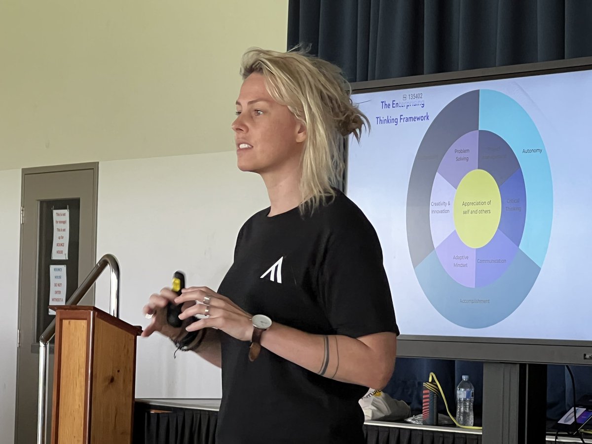 Sarah Blundell tweet media