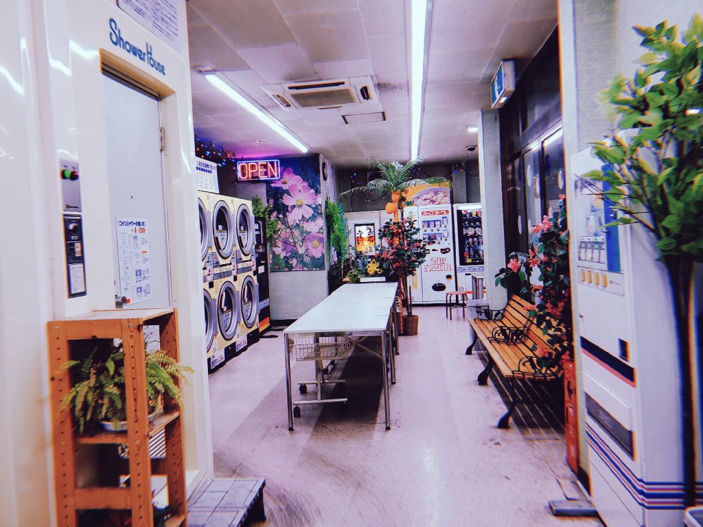 埼玉県栗原市にあるオートパーラーまんぷく。麺類自販機が２台稼働し量は少ないが200円で食べる事ができる。コインランドリー、コインシャワー 、２階にはゲームセンターが完備されている。埼玉で稼働中のレトロ自販機はまんぷく、オートパーラー上尾のみ。 #レトロ自販機 ...