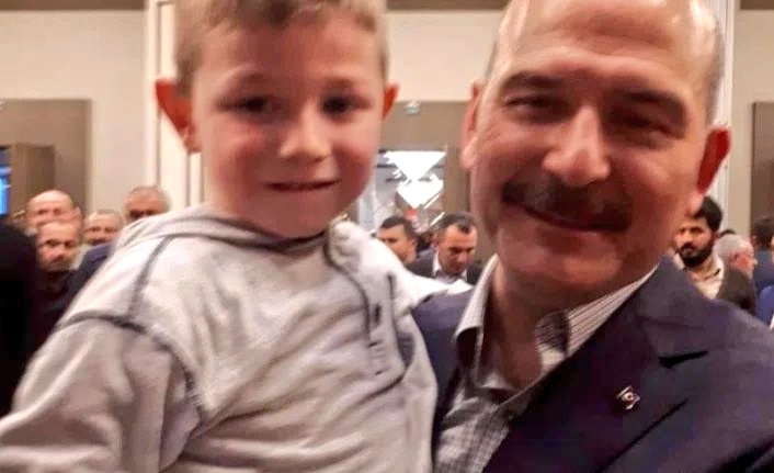 Ben bunun şakasını yapacaktım, gerçek çıktı. Soylu'nun dünkü çocukla da fotoğrafı varmış aksjksl
