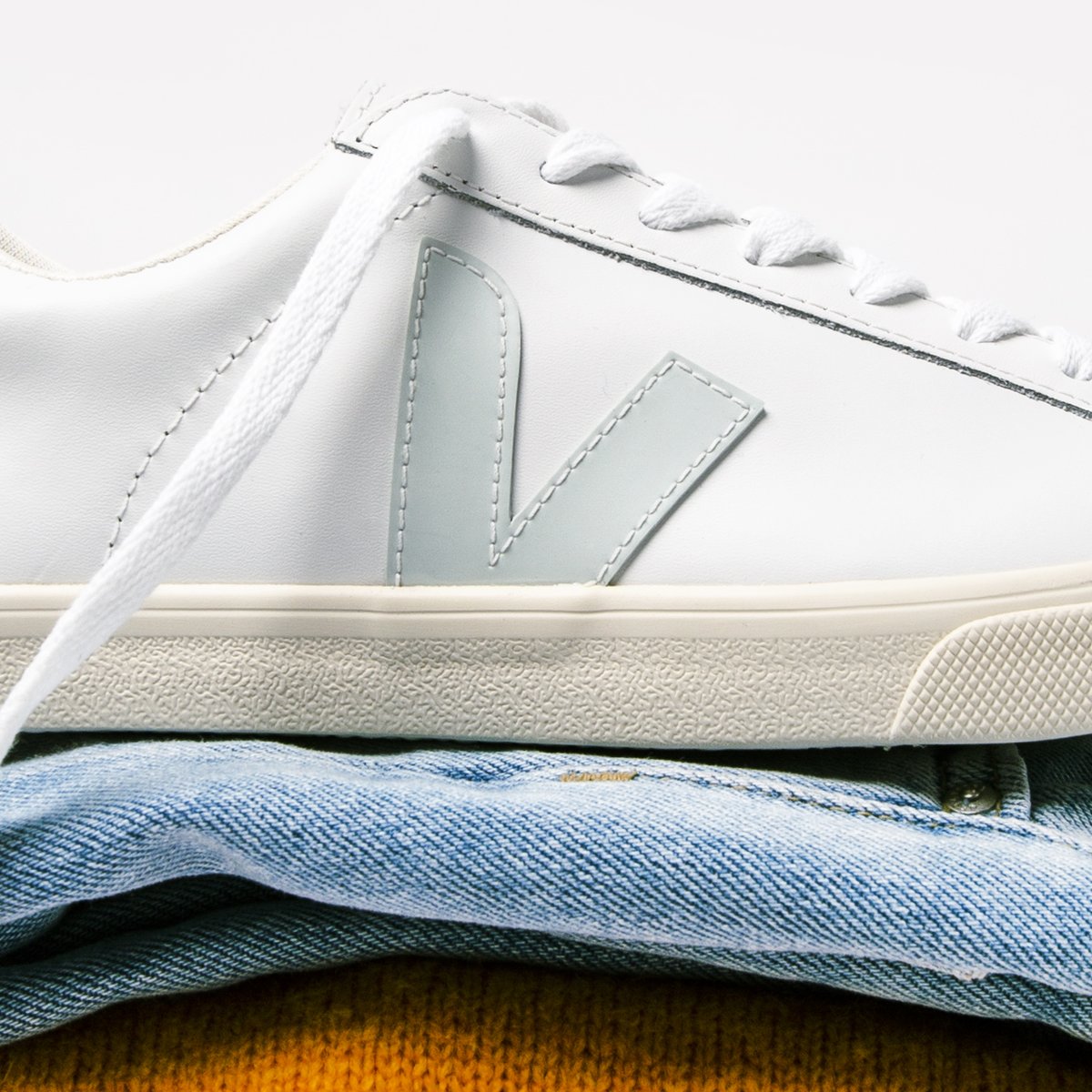 SOLETRADER's tweet photo. Start your weekend right and nail your Friday outfit with these classic @vejaproject Esplar trainers 👕👖👟 #veja #outfitstyling #sneakers #trainers #fridayfeeling #friyay #weekendvibes #designertrainers
https://t.co/XdgYUnoZle https://t.co/mo5fqYqrEA