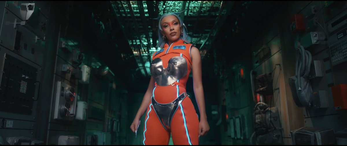 phoenixmando's tweet image. If she looked at me like this I would simply pass away #GetIntoItYuh