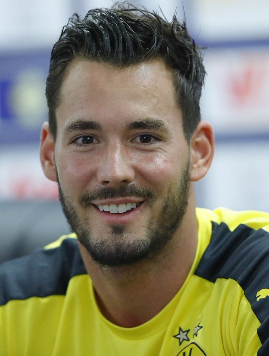 UniversDortmund's tweet photo. Le @FCLorient, meilleur club français s'il en est, devrait enrôler Roman Burki en ce dernier jour du mercato. #Deadlineday #Merlucato (@TheAthletic) https://t.co/Yi6CYNs5RL