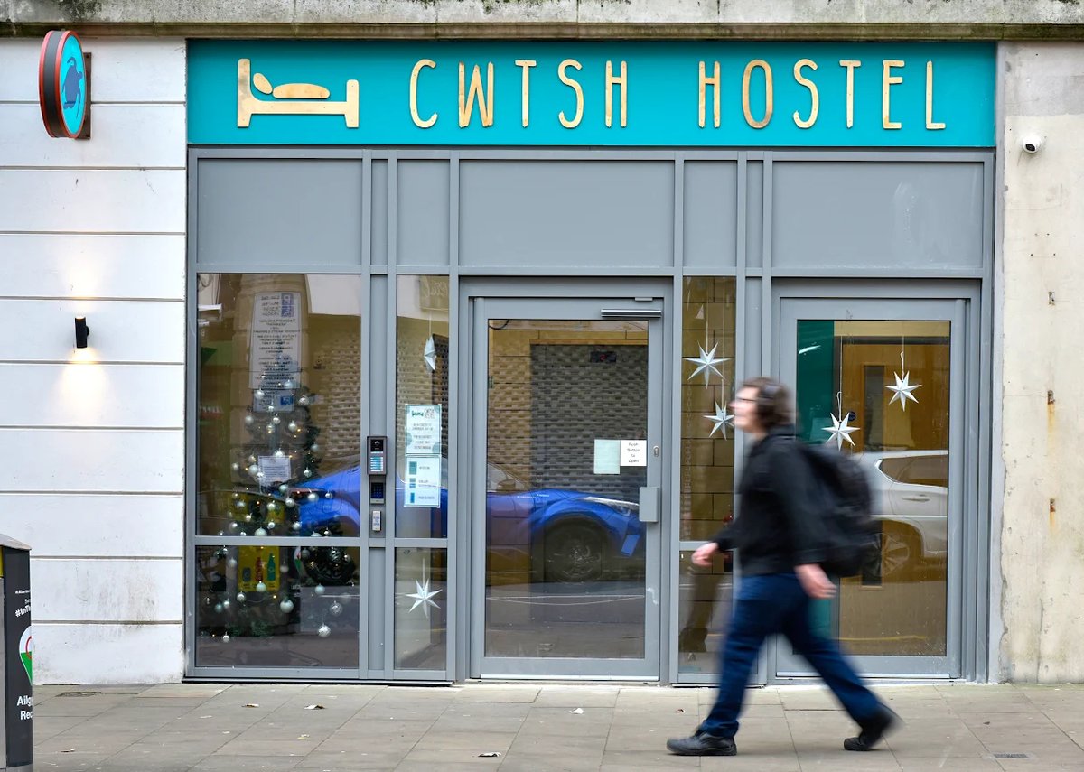 CroesoCymruBus's tweet photo. Llongyfarchiadau enfawr i @CwtshHostel am dderbyn #gradd 5 seren Croeso Cymru. Hostel Cymreig o’r radd flaenaf sy’n unigryw ac yn gosod esiampl i eraill – yr unig hostel 5 seren yn Ne Cymru!
https://t.co/4hBLnlODSc @BusnesCymruDe @BaeAbertawe @JoioAbertawe @CyngorAbertawe https://t.co/dsykeYlflH