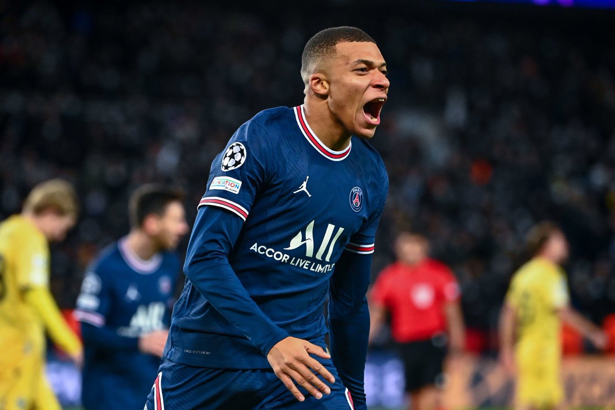 ActuFoot_'s tweet photo. 🔴 Accord entre le Real Madrid et Kylian Mbappé pour une arrivée libre cet été.

Le Français touchera un salaire de 50 M€ brut par an. 🤑

(@BILD_Sport) https://t.co/vJIHsZQE1W