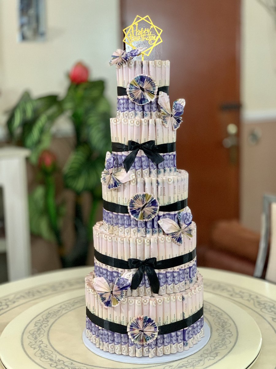 Abuja Geng!!! Let me be your cake plug. Val is just around the Conner, order up, really affordable packages. 
#AbujaTwitterCommunity #abuja #abujabaker #val