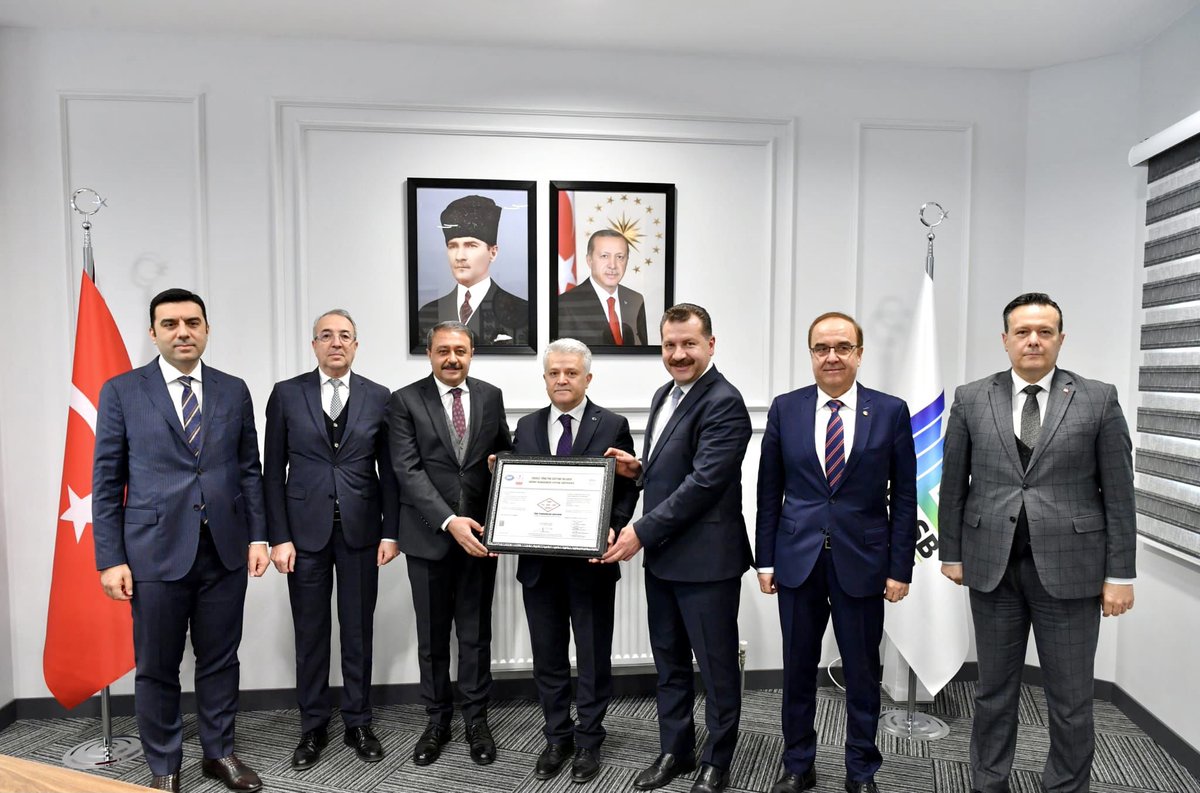 Balıkesir Organize Sanayi Bölgemiz TS EN ISO 50001 Enerji Yönetim Sistemi Belgesi almaya hak kazandı.

Enerji verimliliği konusunda önemli bir standardı gösteren Belgeyi Sanayi Teknoloji Bakanlığı Metroloji ve Sanayi Ürünleri Güvenliği Genel Müdürümüz Mehmet Bozdemir takdim etti.