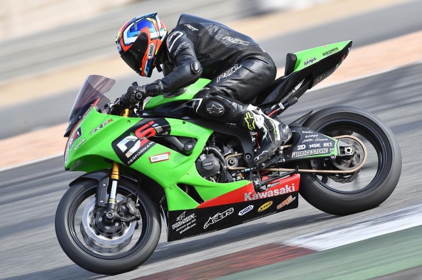 ProShiftT's tweet image. Great shot of one of our customers at the Cartagena race track, running our DBS (Downshift Blipping System) &amp;amp; remote cable blipper 🔥

#proshift #upgradeyourride #shiftyourexpectations #dbs #downshift #blipping #system #cartagna #zx6r #kawasaki