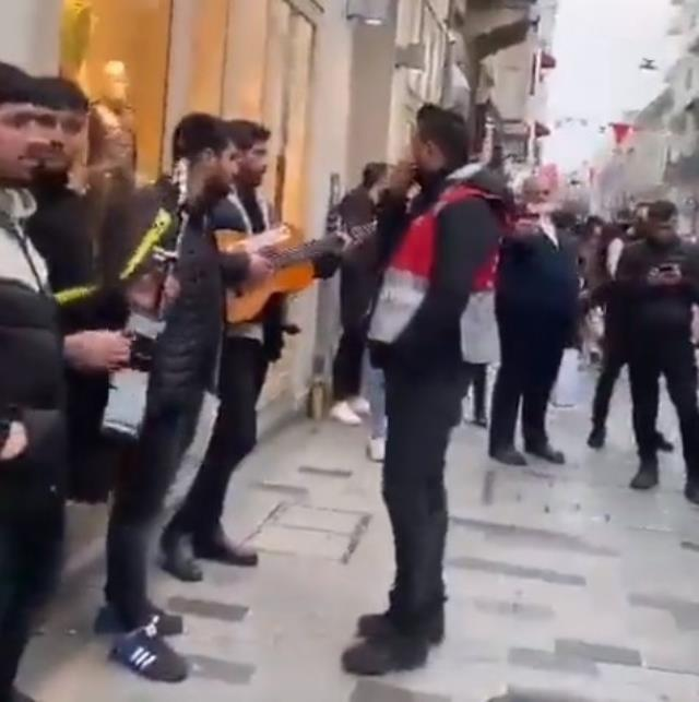 TURQUIE. 4 musiciens kurdes tabassés &amp; insultés par la police turque qui les ont arrêtés pour avoir chanté des chansons kurdes à la rue Istiklal, Istanbul
Leurs instruments ont été confisqués.

Où sont ce qui criaient #sezenaksuyalnızdeğildir ?

#TwitterKurds #Musique #SezenAksu