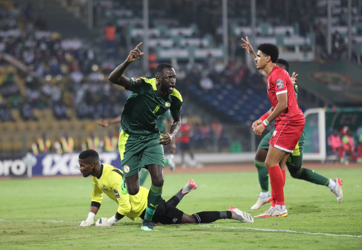 #TeamSenegal  : Sinon, Cheikhou Kouyaté compte 73 sélections, soit le troisième footballeur en activité le plus capé après Gana et Mané. Il est également le 10e meilleur buteur sénégalais de l’histoire de la Premier League avec 14 buts. Le but d’hier est son 4e en sélection✌️