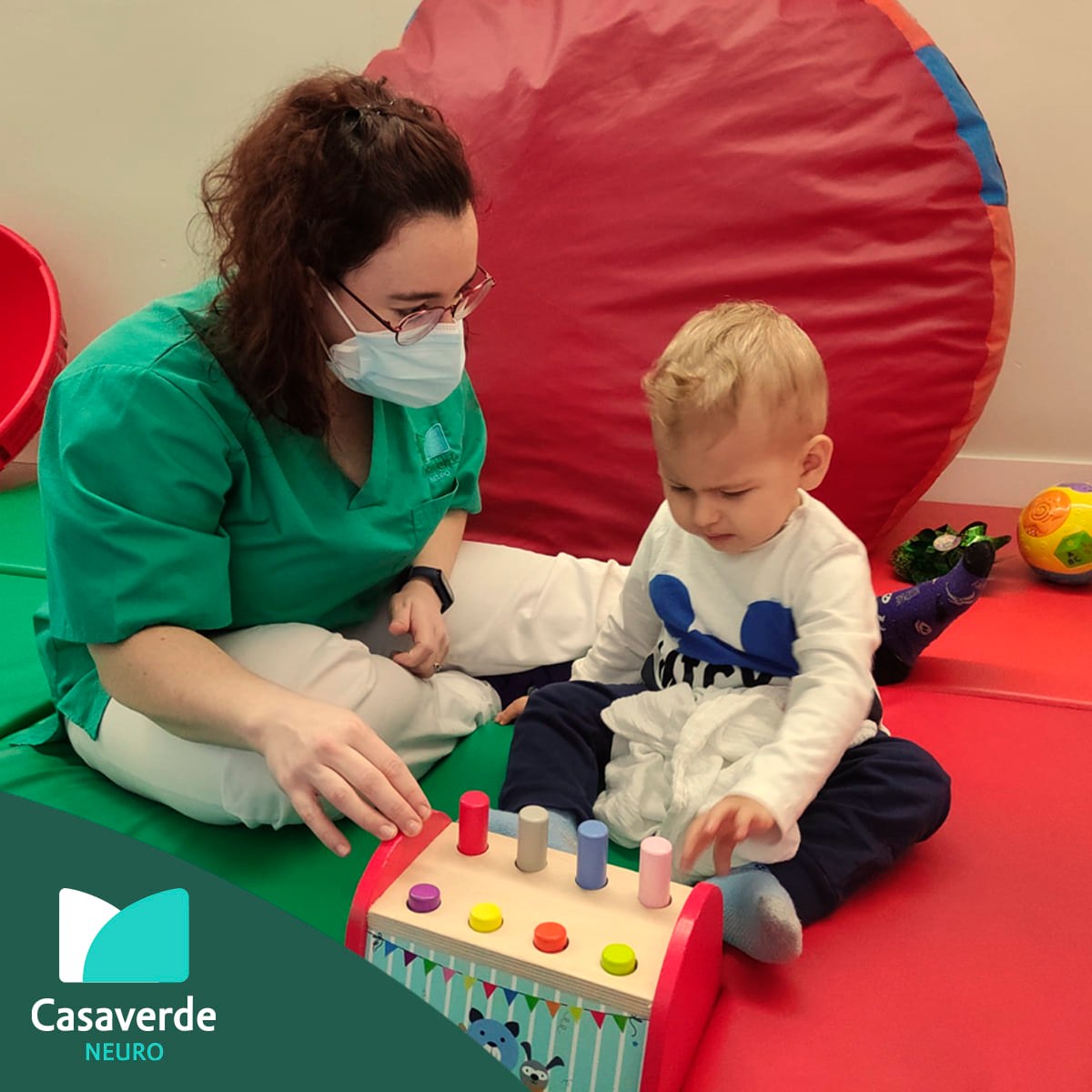 grupo_casaverde's tweet photo. ▶️Algunas patologías como la meningitis bacteriana, pueden hacer que retrocedamos en las #habilidades #motoras. Mediante el juego trabajamos la recuperación de los hitos perdidos en los #niños, en este caso la sedestación, el control de tronco y cabeza.

#RehabilitaciónFísica https://t.co/561KXy7yOs