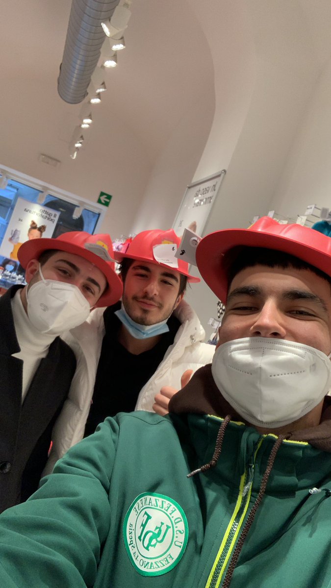 jimmytheboyyyy's tweet photo. Buongiorno Twitter 1 giorno di volontariato #pawpatrol #firedep https://t.co/FvxmHzXUJj