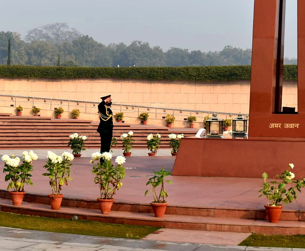 salute2soldier's tweet photo. On his superannuation, Lt Gen CP Mohanty, PVSM, AVSM, SM, VSM, Vice Chief of the Army Staff, paid homage to #FallenHeroes of #IndianArmedForces at #NationalWarMemorial on 31 Jan 22
@PMOIndia @adgpi @DefenceMinIndia @HQ_IDS_India @SpokespersonMoD @drajaykumar_ias #COAS #IndianArmy https://t.co/0QRrjRqb3a