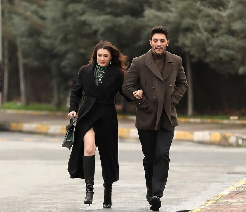 CitrocityB's tweet photo. Running in heels—stilettos, in that outfit in the freezing cold, while delivering lines and pulling off comedy? Burcu superwoman 🦸🏻‍♀️.

#BurcuÖzberk https://t.co/2i1zkhyJEs