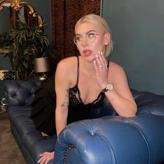 when u see ur crush enter the room https://t.co/NtG2Yw3gTw