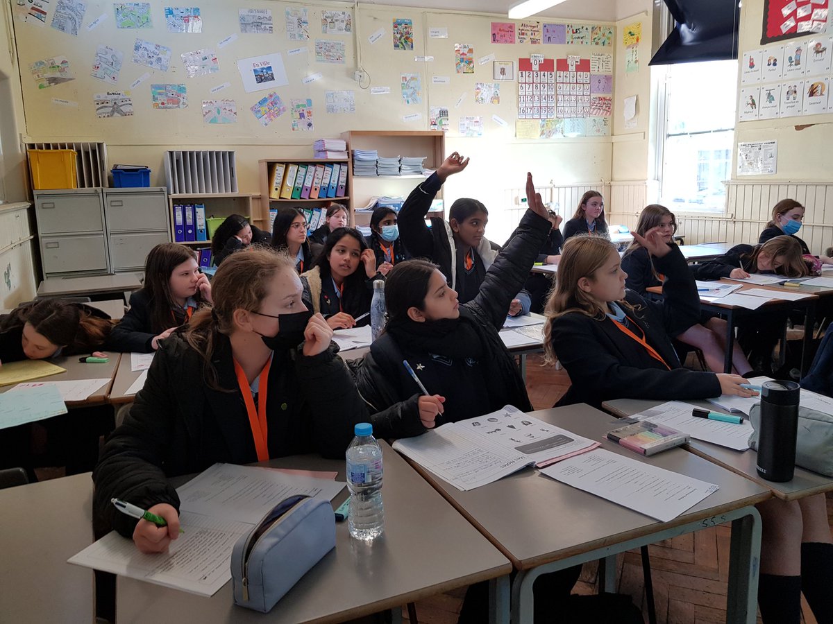 CarshaltonHigh's tweet photo. Year 7 French linguists are translating a story about a visit to the zoo in preparation for writing their own story en francais. #nationalstorytellingweek #teamchsg #excellenceeverywhereeveryday @CHSG_MFL @sfs_uk @MrDevenney https://t.co/8dXkJxsJJ4