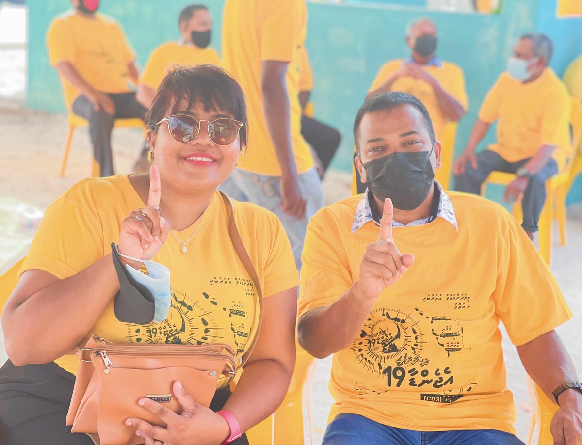 AdduMayorNizar's tweet photo. Met this man few days ago. He’s also from Addu and he said I’m number 1 mayor in the world.

#bestmayor #2men https://t.co/tVIlFfd1Wm