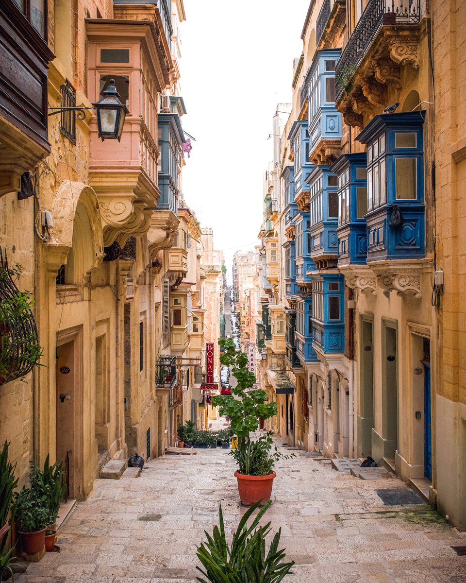 Golden stone buildings, ornate churches, colourful balconies and sparkling seas – #Malta’s capital #Valletta might be rather small but it’s full of charm. It stretches just 1km by 600 metres and is surrounded by water on three sides. @VisitMalta @LovinMalta #travel