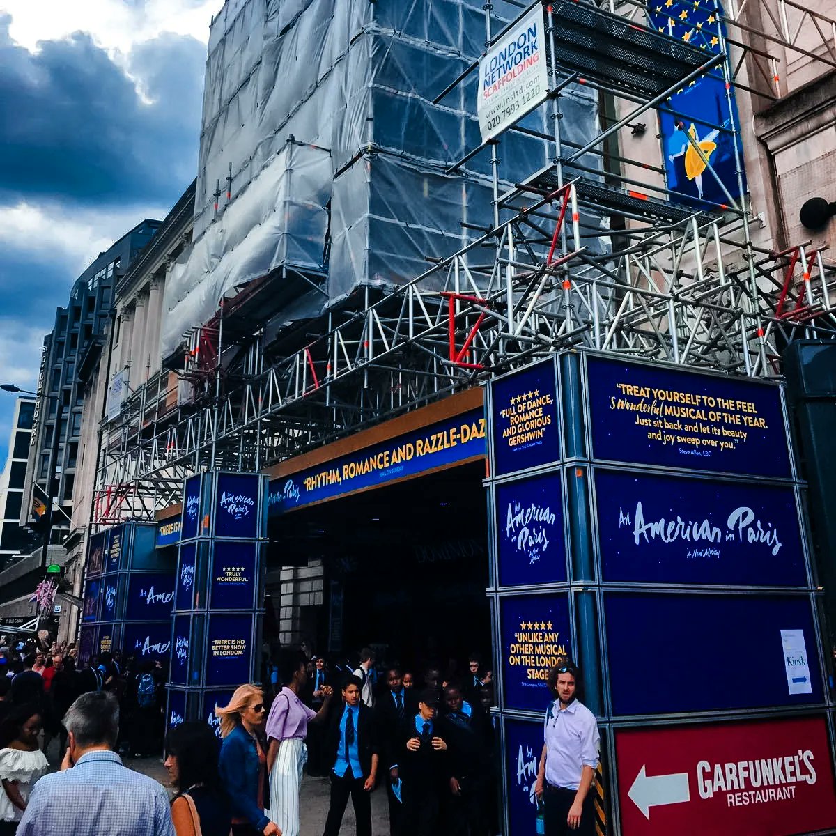 _LNSLTD's tweet photo. 👷🏻‍♂️🎭🍿The Dominion Theatre required a change over to front of house show signage. @archerstweets carried out their installation works utilising our @Layheruk system. #layher #scaffolding #dominiontheatre #layheruk #londonnetworkscaffolding https://t.co/yb71DQwBms