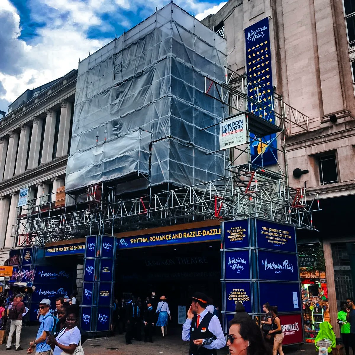 _LNSLTD's tweet photo. 👷🏻‍♂️🎭🍿The Dominion Theatre required a change over to front of house show signage. @archerstweets carried out their installation works utilising our @Layheruk system. #layher #scaffolding #dominiontheatre #layheruk #londonnetworkscaffolding https://t.co/yb71DQwBms