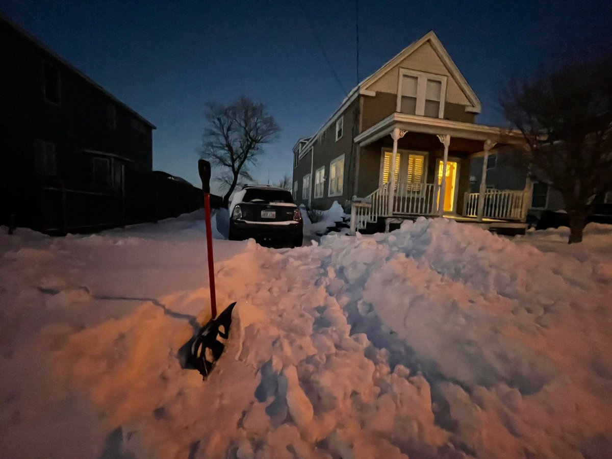tokuyuki's tweet image. #itissomething 一日遅れで月曜日の朝6時から #Snowcleanup #雪かきなう 昨夜帰ると60 cm程度の積雪。まともに雪かきしたのは子供の頃以来。これは大仕事だ。しかも現在マイナス16度で30分ともたず。昨日 #snowplow 買ってきて大正解。お隣の老夫婦のお宅は綺麗になっている。#ロードアイランド暮らし