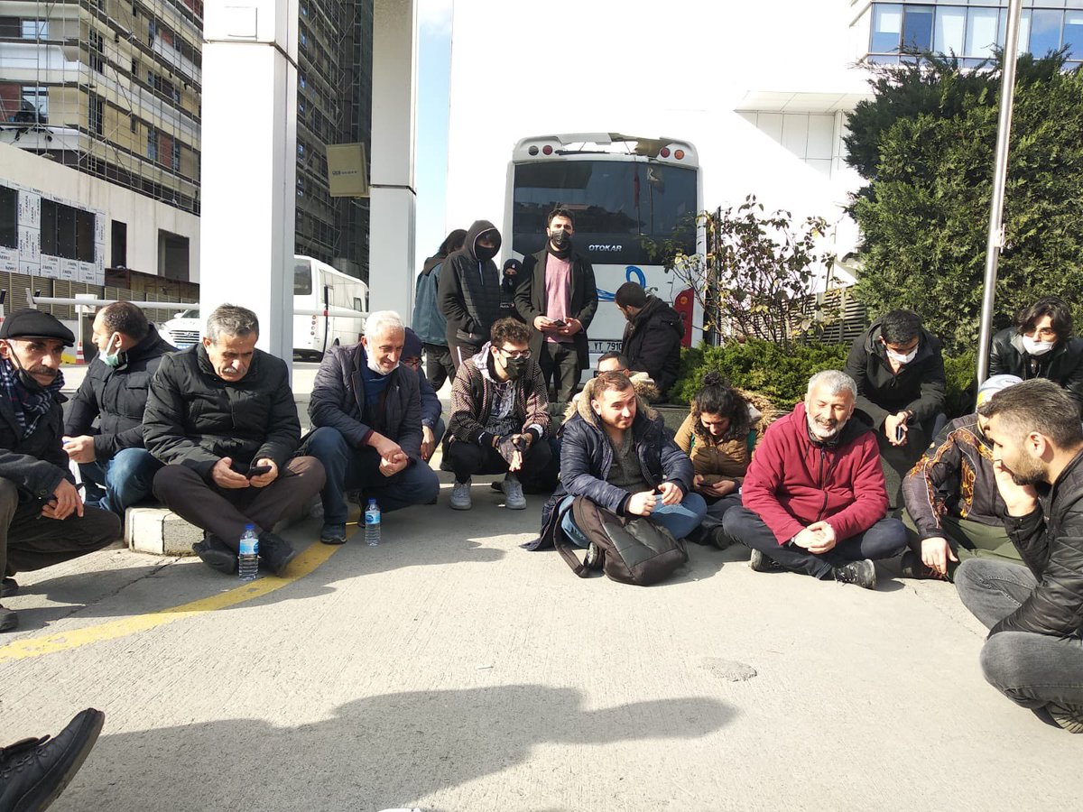 Scotty Genel Merkezi’nin önündeki basın açıklamamızın ardından üç işçi temsilcimiz görüşme gerçekleştirmek üzere içeri girmiştir.

Kapıda oturma eylemiyle mücadelemize devam ediyoruz, takipteyiz!
#KargocuylaDiren
#HaklarıDağıtScotty