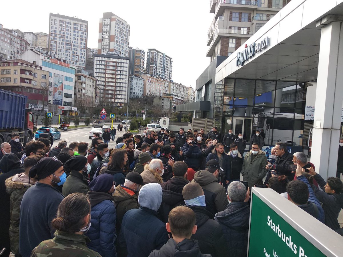 scottycalisan's tweet photo. Scotty Genel Merkezi’nin önündeki basın açıklamamızın ardından üç işçi temsilcimiz görüşme gerçekleştirmek üzere içeri girmiştir.

Kapıda oturma eylemiyle mücadelemize devam ediyoruz, takipteyiz!
#KargocuylaDiren
#HaklarıDağıtScotty https://t.co/jTiUXFR4ts