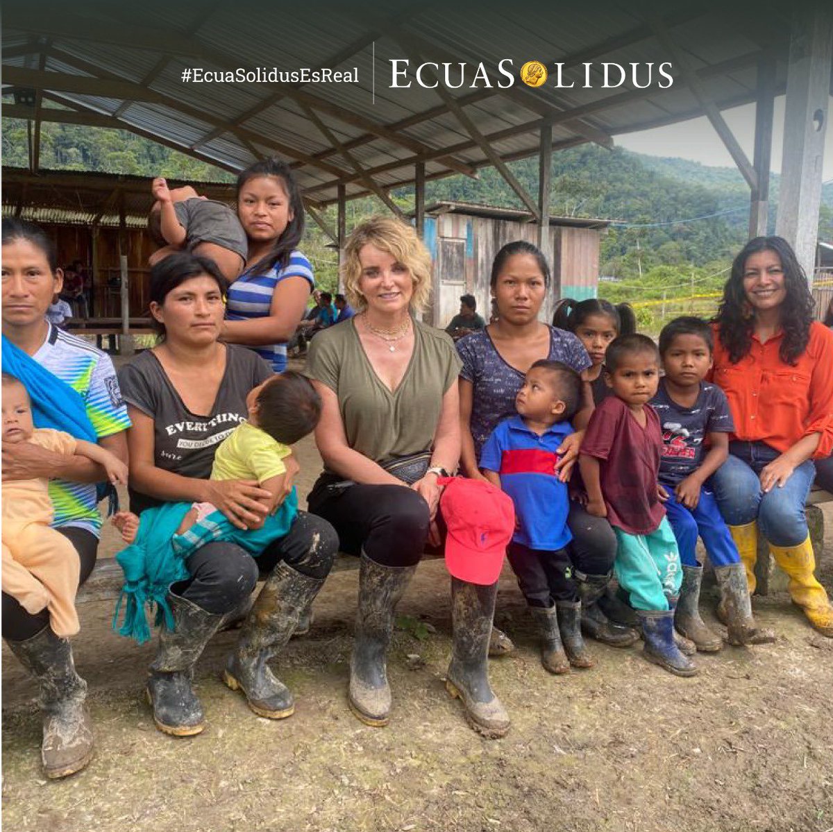 EcuaSolidus's tweet photo. EcuaSolidus capacita permanentemente en técnicas de reciclaje,  a mujeres y niños de la comunidad de Unsurientza - Morona Santiago. Nos sentimos orgullosos de esta comunidad a la que vemos crecer cada día.   #FamiliaEcuasolidus #Ecuador #Progreso https://t.co/KAO1jaTPHO