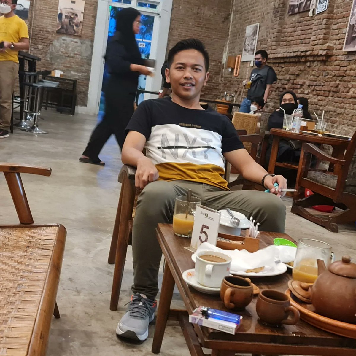 Bpriakusuma's tweet photo. Menikmati kopi Banaran dan sajian lukisan harimau, bauh karya seniman muda berbakat. 
Rest area ini sangat istimewa, karna menyuguhkan kenyamanan dan hiburan bagi semua kalangan yang dikelola langsung oleh salah satu @KemenBUMN. Patut dijadikan contoh.
Cc pak @erickthohir https://t.co/DQz3LNyFmN