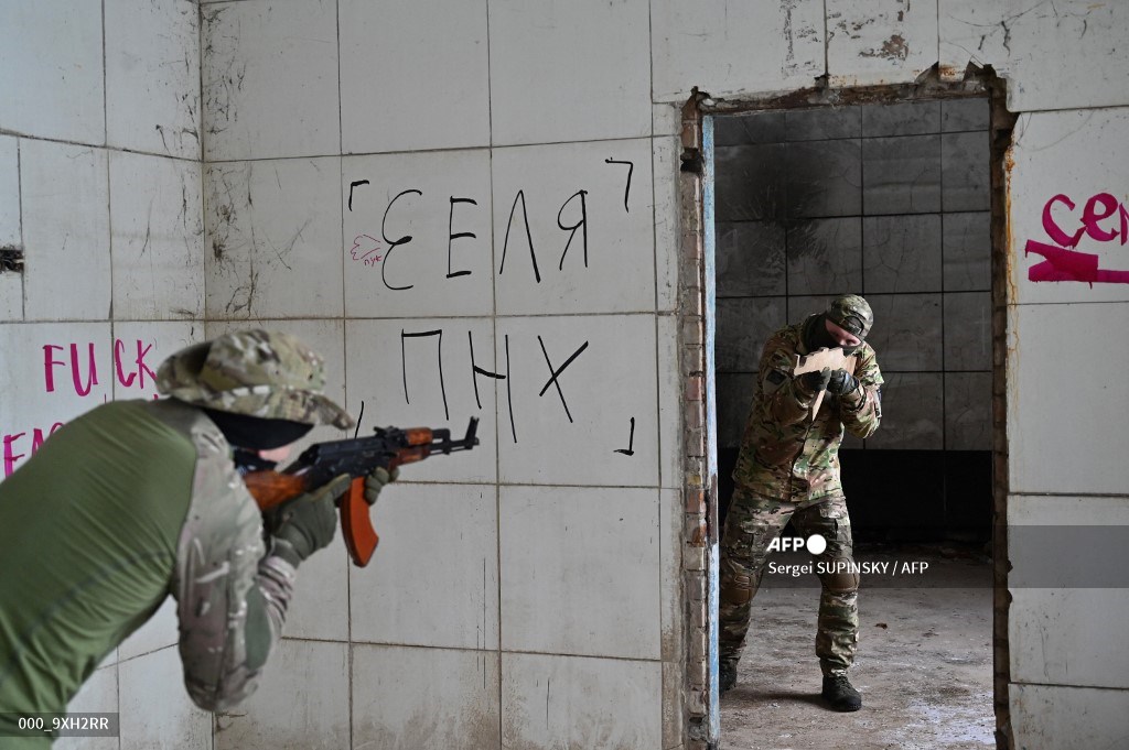 AFPphoto's tweet photo. Ukrainians hone survival skills as Russia tensions mount. #AFP 
📸 Sergei Supinsky 
📸 Genya Savilov https://t.co/nrDTx0rxFf