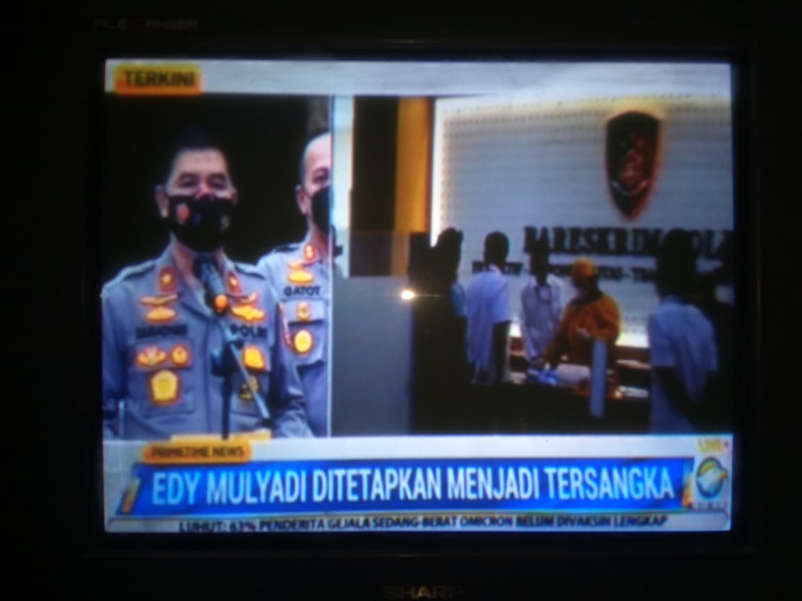 Berita Metro TV :
Edy Mulyadi ditetapkan sbg tersangka dan langsung ditahan.

MANA SUARANYAAA???