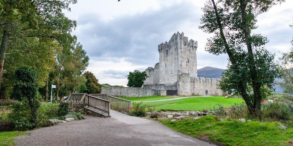 thedriversguide's tweet photo. Kerry is a mystical, charming and historic county. The Ring of Kerry, the Dingle Peninsula, Ross Castle... such rich landscapes for adventure and enchantment 🤩

Here are the Must-Visit Attractions In County Kerry  ➡️ https://t.co/NhssZE54UA

#thedriversguide #ireland #tourism https://t.co/wF0w4kmrss