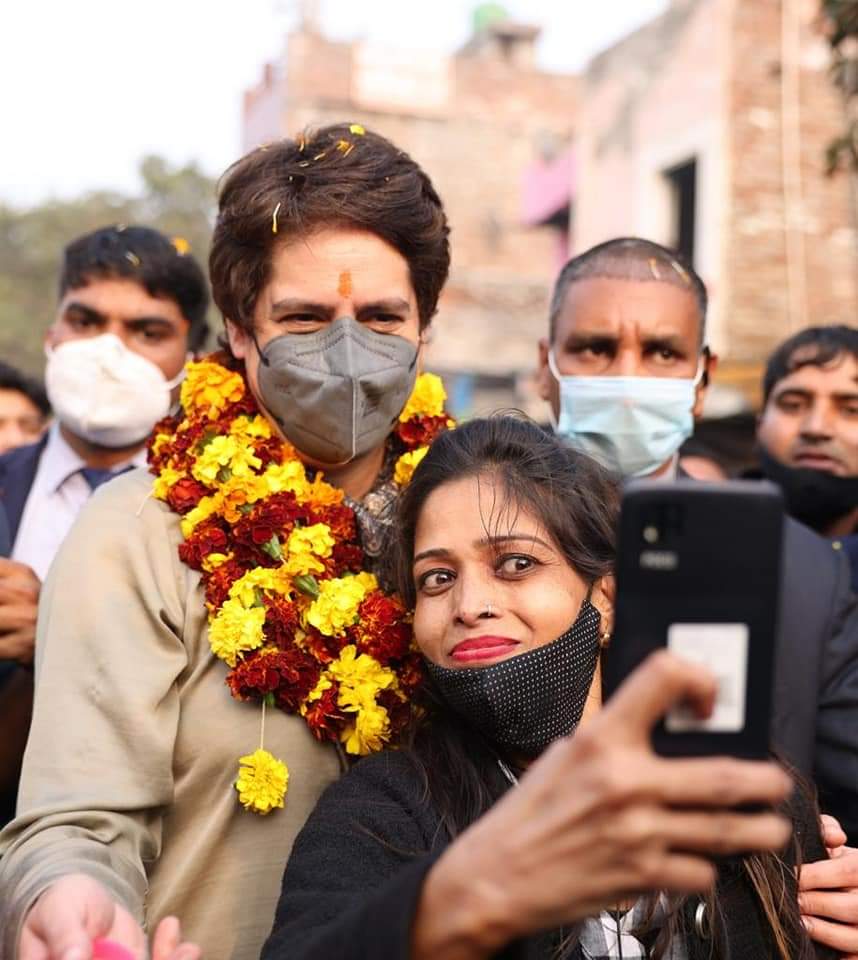 PrincuVaishya's tweet photo. कांग्रेस महासचिव श्रीमती @priyankagandhi जी ने नोएडा सेक्टर-8 की झुग्गियों में कांग्रेस प्रत्याशी के लिए डोर-टू-डोर कैंपेन में हिस्सा लेकर कांग्रेस प्रत्याशी को जिताने की अपील की।
#कांग्रेस_आपके_द्वार

@INCUttarPradesh @KaunSandeep https://t.co/fTPLDrQ5zV