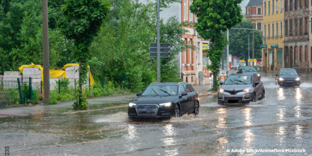 bmftr_bund's tweet photo. Wie können Städte besser mit #Extremwetter, wie #Starkregen und #Hitze umgehen? Antworten auf diese Fragen versucht der #IPCC-Weltklimabericht zu geben. Das BMBF-Projekt ExTRASS-V berät darum Kommunen u.a. zu #Klimaanpassung  https://t.co/q5zFIkBWSp  #AR6 #WGII https://t.co/q5vMTKgtQj