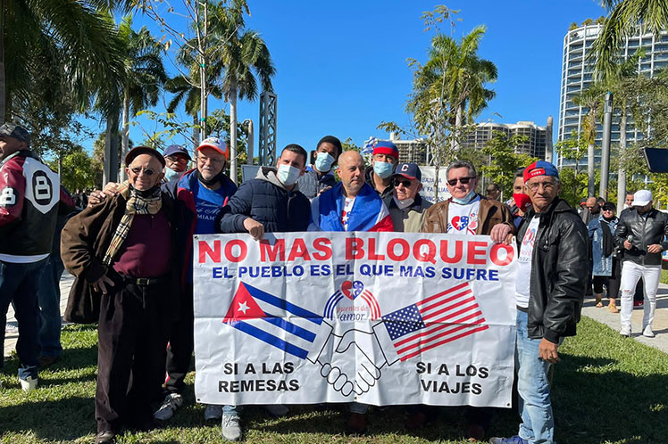 cubavsbloqueo's tweet photo. Integrantes del proyecto Puentes de Amor junto a amigos de #Cuba🇨🇺 en Estados Unidos reiteraron su reclamo por el fin del bloqueo que por más de seis décadas intenta asfixiar al pueblo de la isla.

🔗https://t.co/ikWaTFKoy1

#EliminaElBloqueo https://t.co/8bWoPvUELW