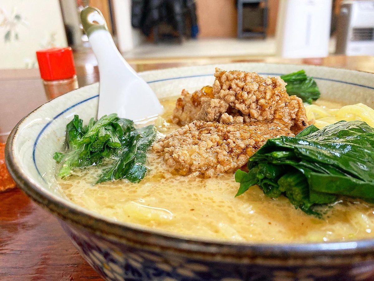 #春紀@上越市板倉区
酒かすらーめん 白味噌仕立

冬に身体が求める味噌らーめん🍜 濃厚すぎるスープは麺を啜る音が違います😵 メギスが「ちゅるちゅる」なら酒かす白味噌は『 ズルズル 』畳に腰を据え、おっさん1人で啜る音を響かせながら作品と向き合う休日… 最&amp;高

#フォト麺 #雪むろ酒かすラーメン