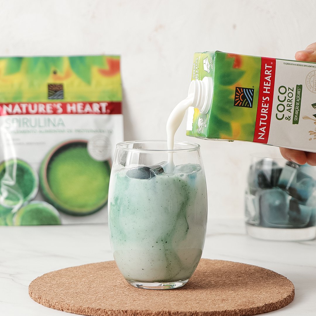 naturesheartbr's tweet photo. Alguém aqui pediu praticidade? Gelo de spirulina passando pela sua timeline 💚🌱

Prepare seu shot com a spirulina e congele nas forminhas de gelo, depois é só adicionar ao leite ou a bebida de sua preferência e está pronto. 

Demais né? Façam e marquem a gente no story 😍 https://t.co/NUBQcxsIfv