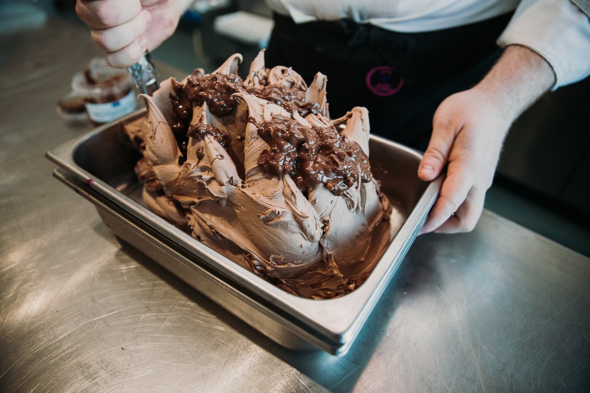 AntonelliBakery's tweet photo. You can't get more indulgent than the Roche Combo of hazelnut, wafer (gluten free!) and chocolate 🍫🍦 Product code - A05010
For more info on our combo boxers,go here 👉 https://t.co/ehe4PF8BNa or speak to your Business Relationship Manager.
#GelatoFlavours #GelatoMaking https://t.co/Ya23sOcZQv
