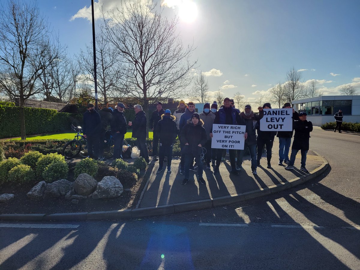 bridagul's tweet image. Still very early and more on the way but I can assure you that there is more to come and will be very busy after people finish work!!

@ChangeForSpurs 
@ToDareIsToDear 

#MoreThanThree
#LevyOut
#EnicOut
#TrainingGroundProtest