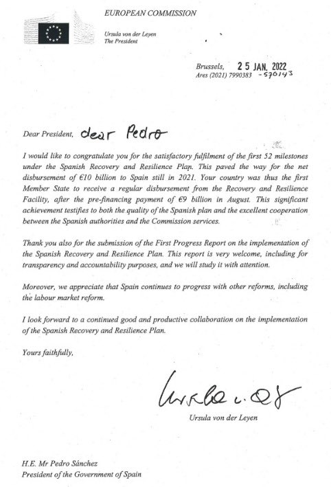 Socialistas_PE's tweet photo. 👋Hola @ppegrupo,

La presidenta de la Comisión Europea ha felicitado por carta a Pedro Sánchez por su gestión de los fondos europeos tras las críticas de Casado. 

También por su calidad y transparencia‼️

Una vez más, #LaDerechaSaleTrasquilada. https://t.co/LPAgagrfVw