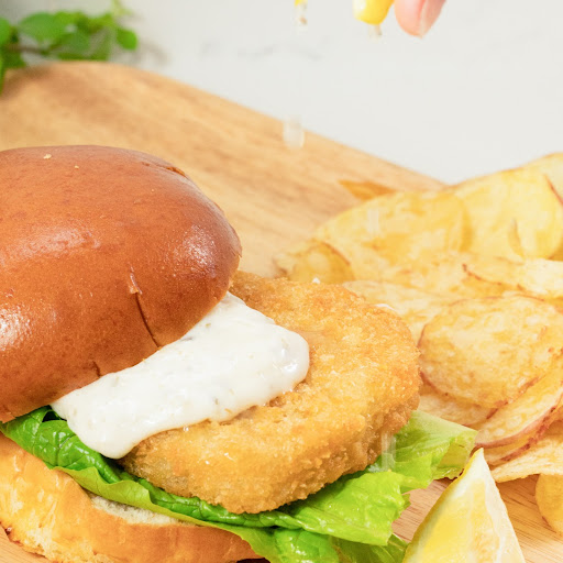 MMountainsFoods's tweet photo. Flaky and irresistible, deliciously fishyβ¦ but the real question is.. crisps in or crisps out of the fish fillet sandwich? π
#movingmountains #fishfillets #veganfish #foodie #veganfoodie #veggiefoodie #veganfoodblog #veganlunchideas https://t.co/ekZ9POk362