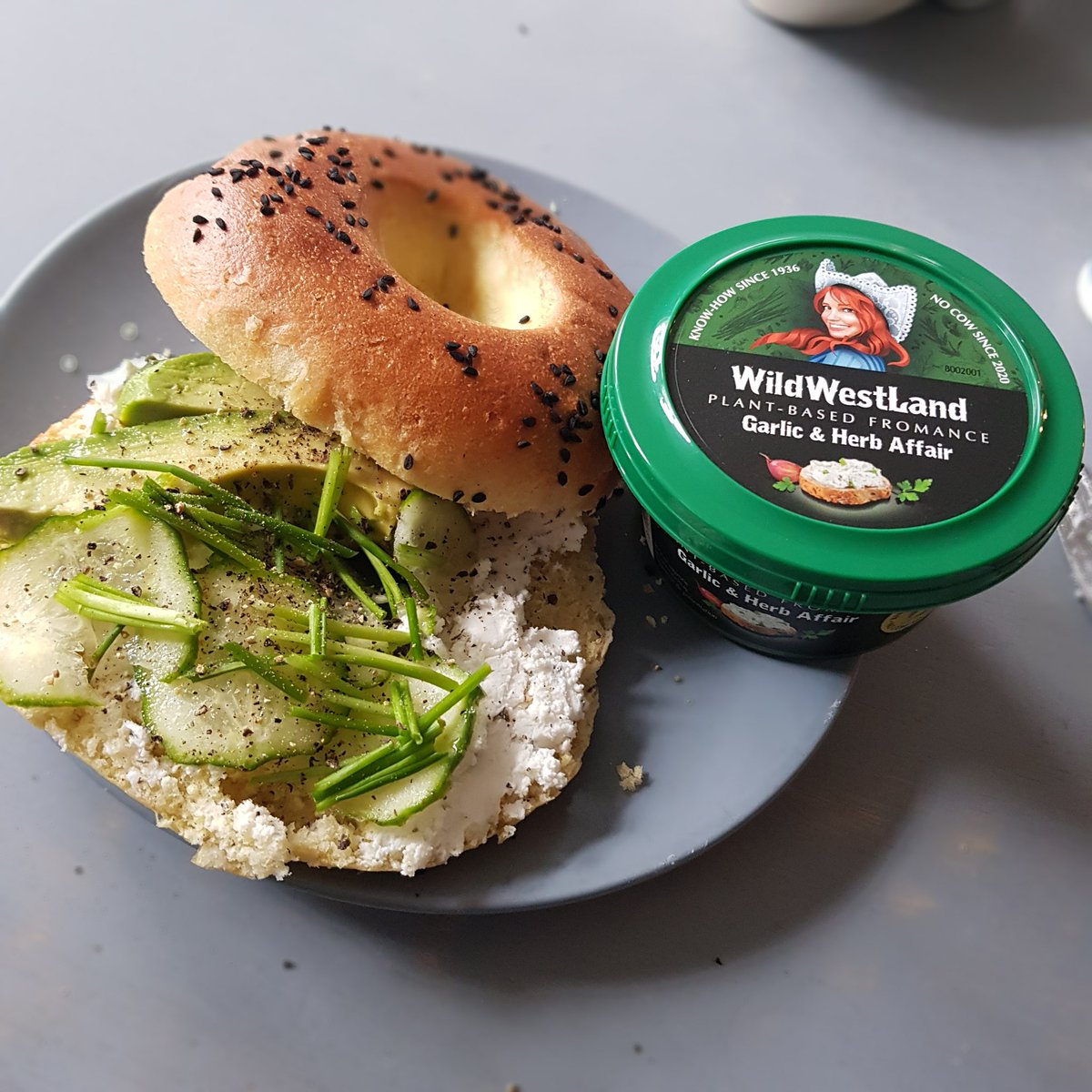Lekker een bagel samen met <a href="/_YalisaaMB/">Yalisa</a>  als lunch met komkommer, avocado, bieslook en #wildwestland van @thsvegancowboys!