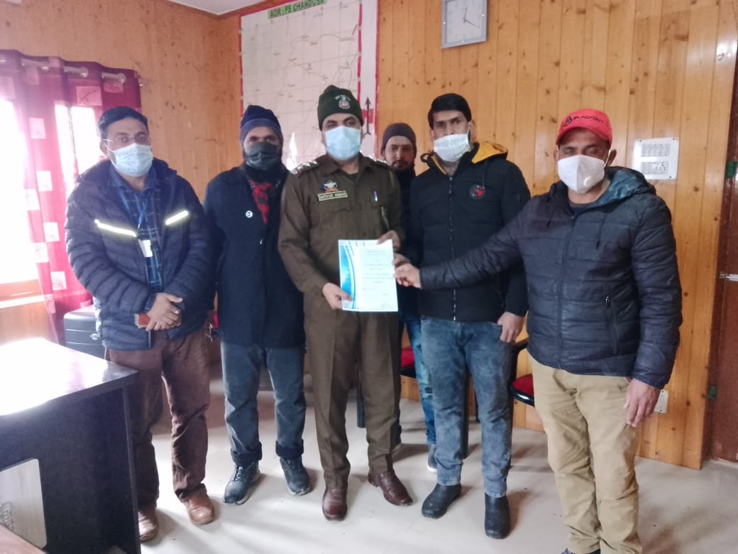 SHO  Chandoosa Baramulla was facilitated by All india conferderation of SC/ST/OBC Baramulla unit. <a href="/Dr_Uditraj/">Dr. Udit Raj</a>  <a href="/JmuKmrPolice/">J&K Police</a> <a href="/BaramullaPolice/">Baramulla Police (بارہمولہ پولیس)</a> <a href="/DCBaramulla/">Deputy Commissioner Baramulla</a> <a href="/bhatray/">Rayees Mohammad Bhat</a>  <a href="/KNSKashmir/">KNS</a> @choudharyNawaa1 <a href="/airnewsalerts/">All India Radio News</a>