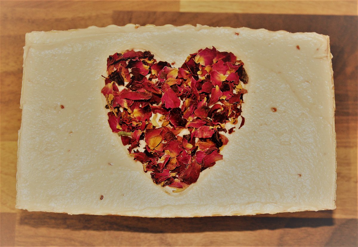 Valentine's Cake atasteofdreams.co.uk/products/valen… Available to order now. Go on send someone special some #glutenfree #dairyfree love today.