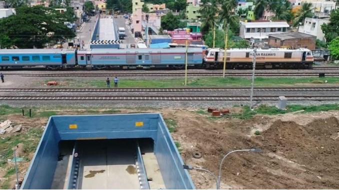 RailAnalysis's tweet photo. MUTP-2 Update: Tender invited for Construction of balance work of four lane Road Over Bridge (ROB)
Read more...https://t.co/Nh2GYWmgkt
#mutp2 #indianrailways #railway #construction #infrastructure #bridge #ROB https://t.co/6TZ4OVKLcU