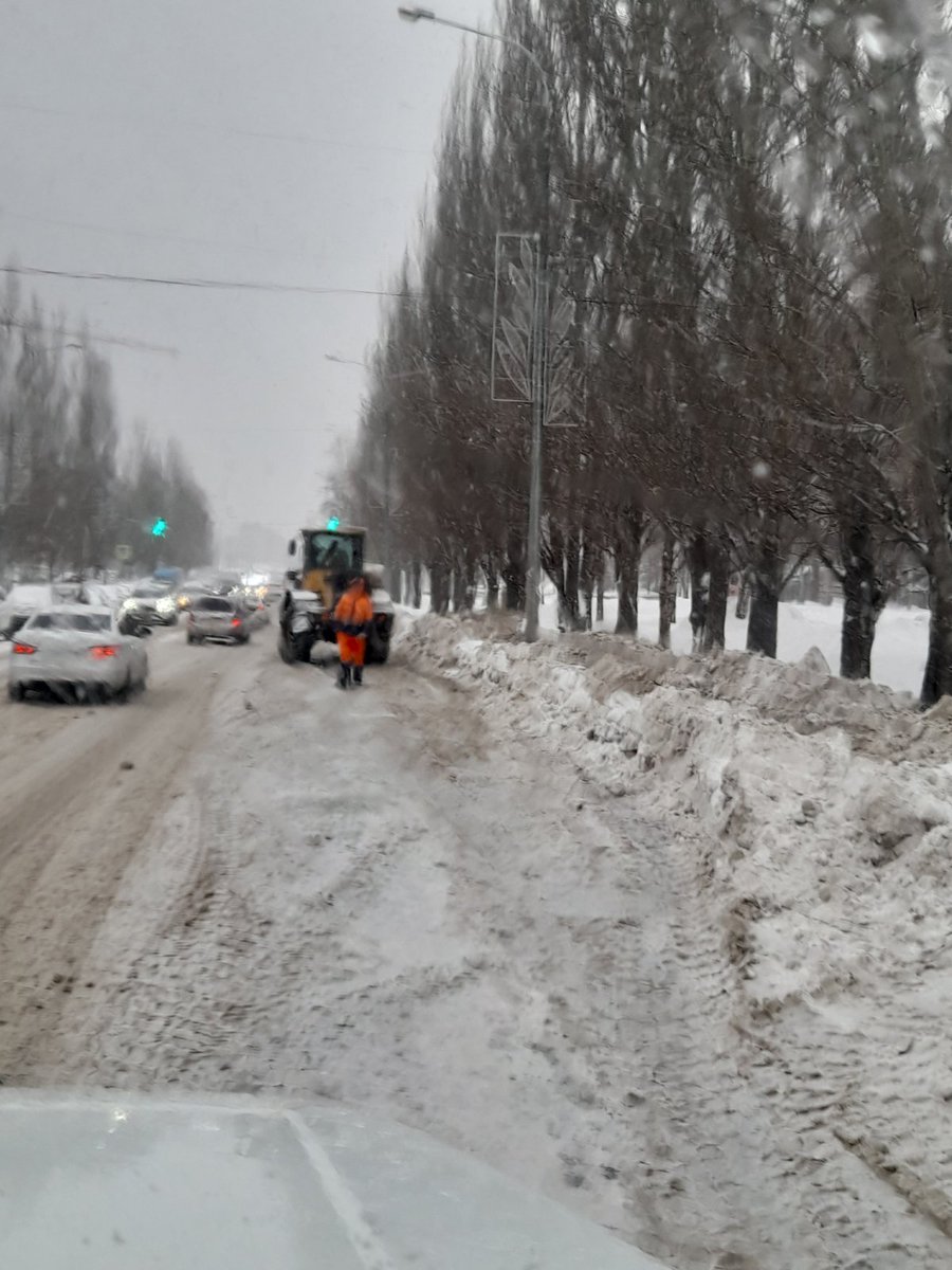 Ув. <a href="/DepGorHozSamara/">Департамент ГХиЭ</a> кто отвечает за то, что на ул. Осипенко при проведении уборки дорог от снега снежные массы с реагентом сваливаются на зеленые насаждения?